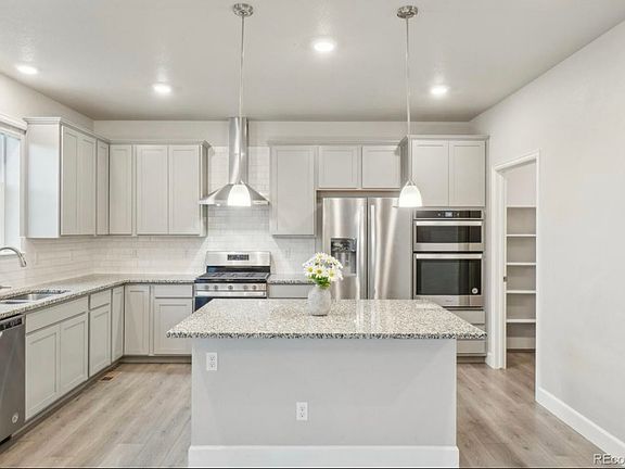 Kitchen and breakfast bar