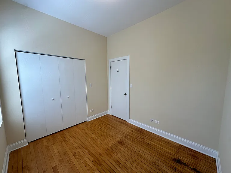 2159 W Belle Plaine Ave — Photo 10