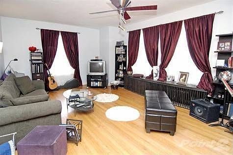 5000 MARINE DRIVE 2E LIVING ROOM