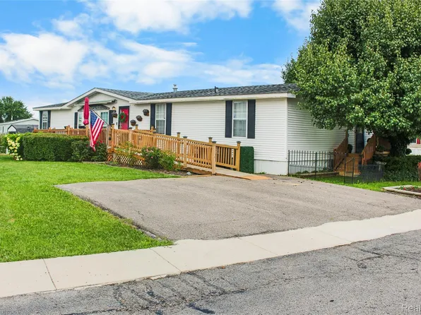 9078 W Timberview Dr, Newport, MI 48166