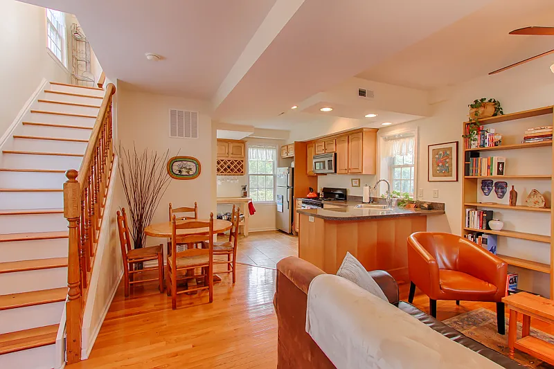 2 bed, 1.0 bath, $3,250 — Photo 2