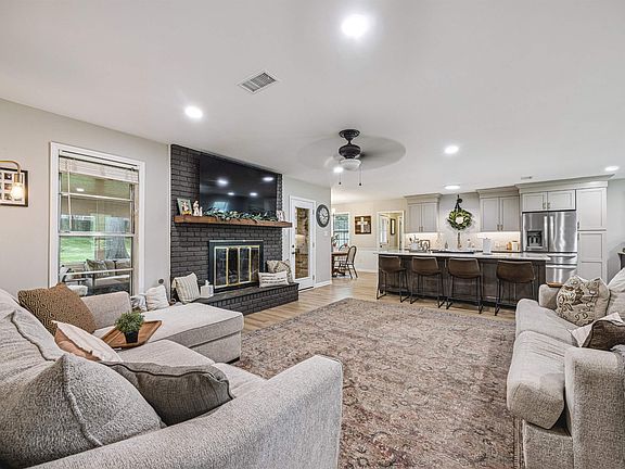 5th image of 293 Andrew Way