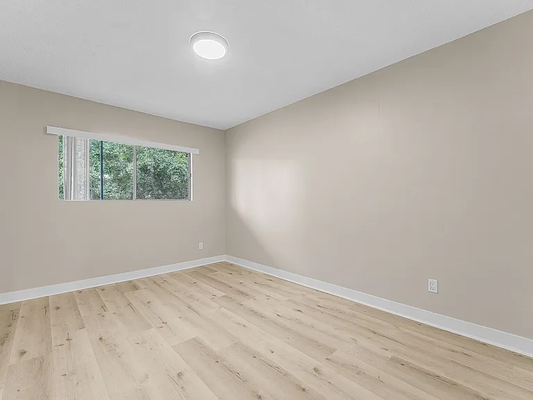531 W Hyde Park Blvd #9 — Photo 9
