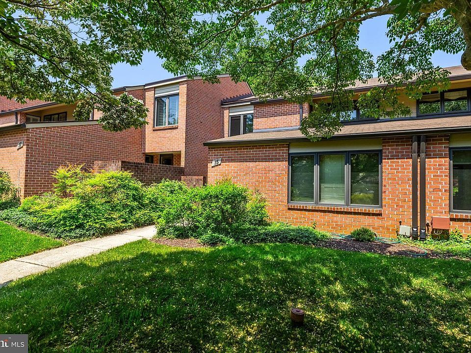 1st image of 15 Oakridge Ct