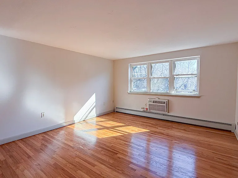 180 Bond St / Theo Investments LLC — Photo 4
