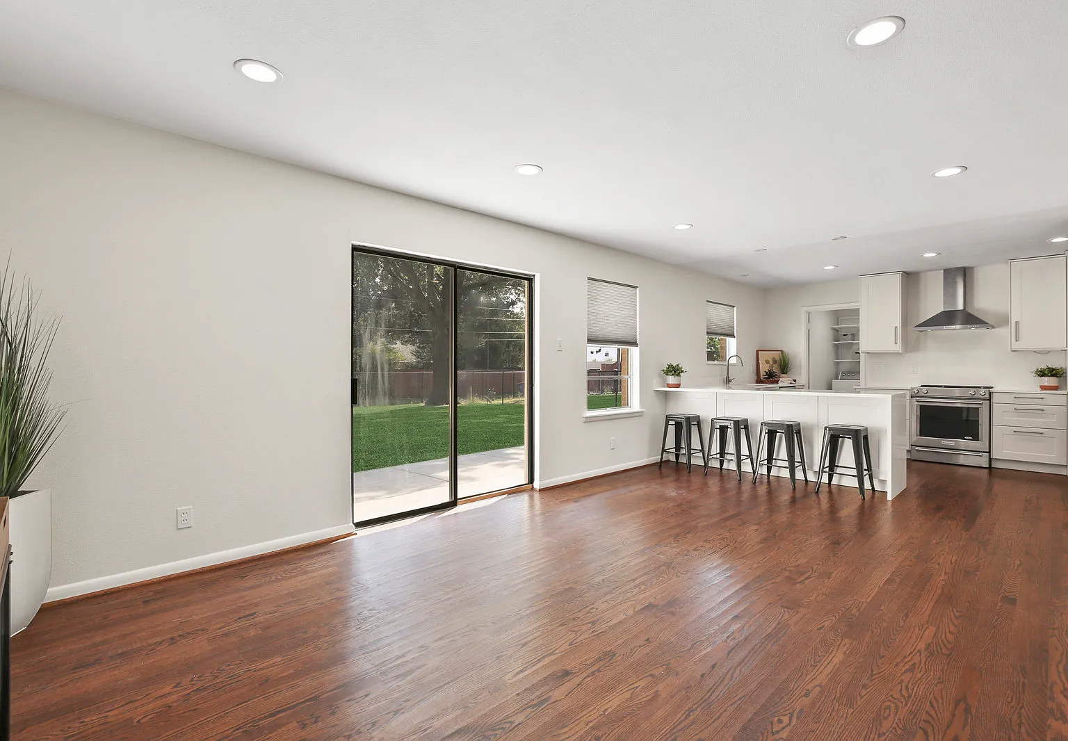 3 bed, 1595 sqft, $2,350 — Photo 2