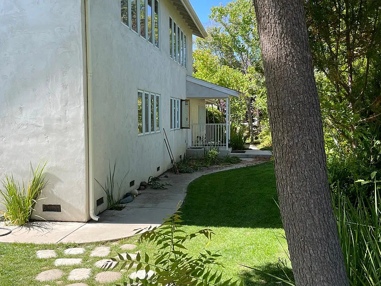 1646 Maple Ave — Photo 1