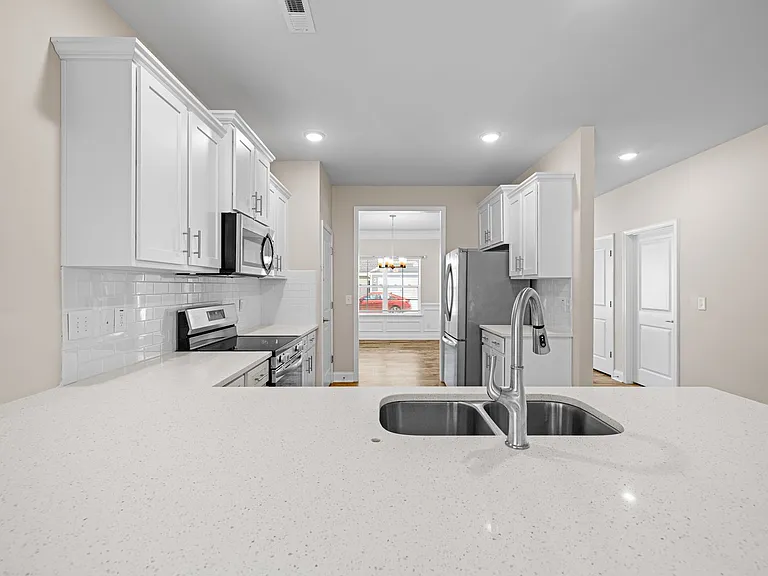 713 Greenwich Pl — Photo 37