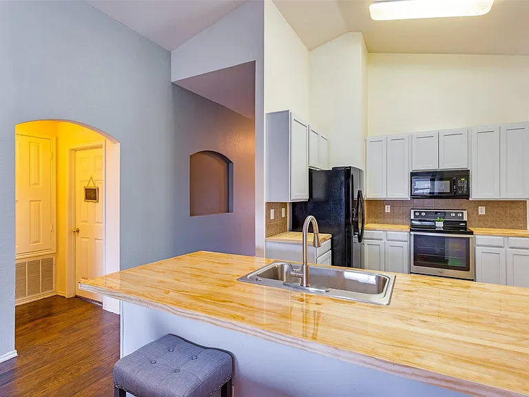 1213 Columbus Ln — Photo 2