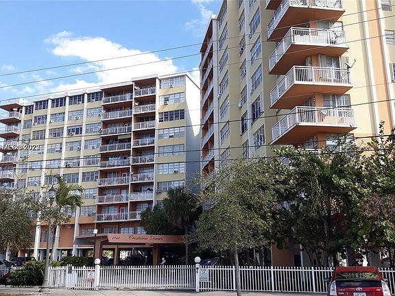 3rd image of 2025 NE 164th St APT 505