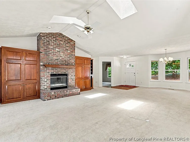709 Essex Ct — Photo 7