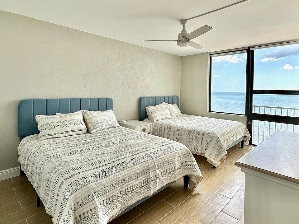 Guest Bedroom with 50" Smart TV, 2 Queen Beds