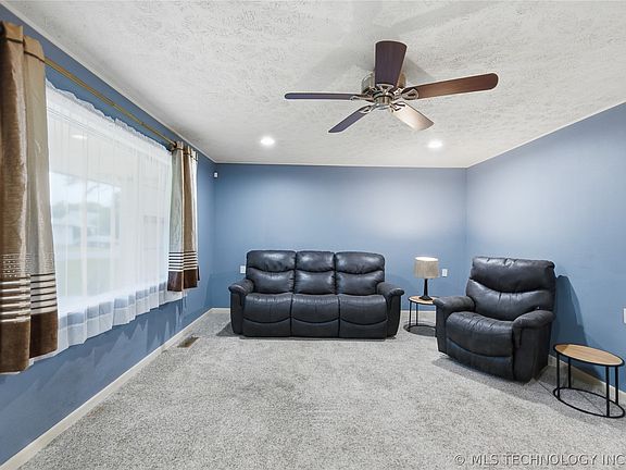 4th image of 119 W Ross St