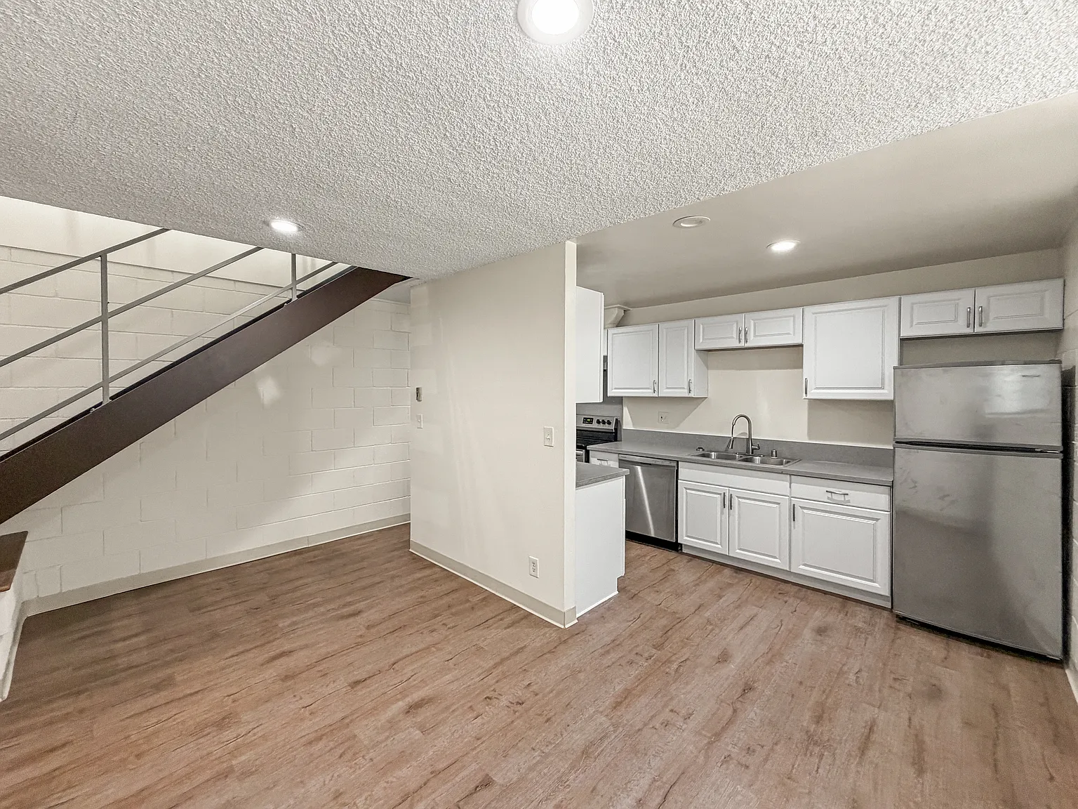 2 bed, 950 sqft, $2,995 — Photo 3