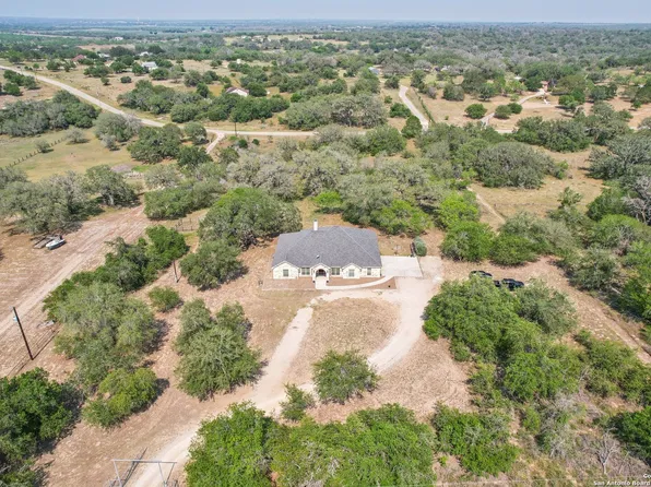 346 Broken Arrow, Floresville, TX 78114