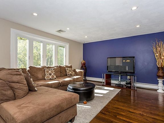 3rd image of 220 Ewing Dr