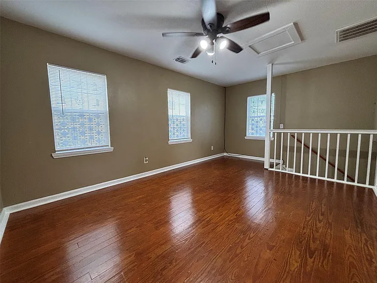 422 W Burleson St — Photo 6