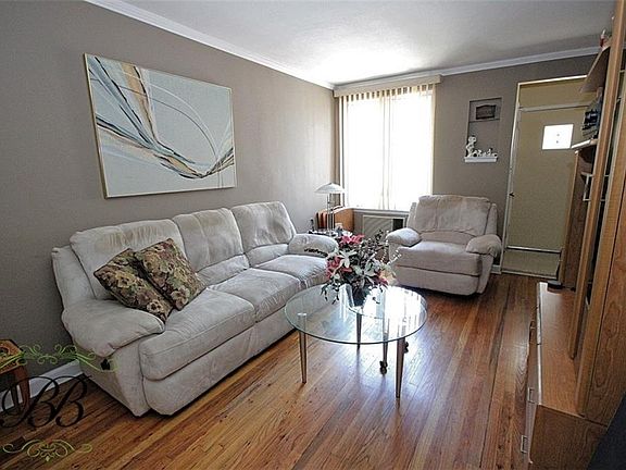 4th image of 1561 E 58th St