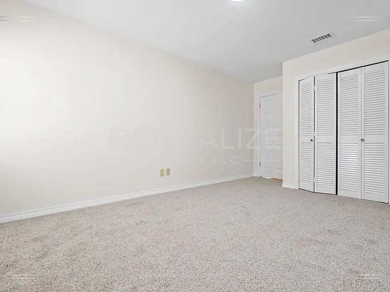 1211 Vendome Dr W — Photo 32