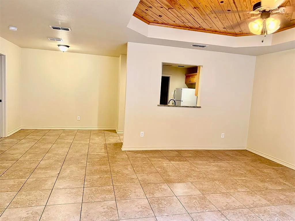 3 bed, 2.0 bath, 1300 sqft, $1,500 — Photo 3