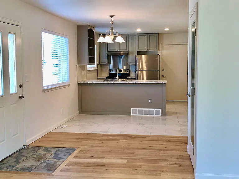 2433 Gay St — Photo 2