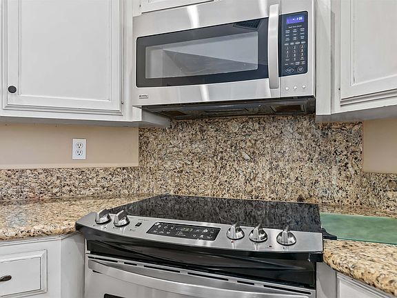 5th image of 146 Woodstock Dr