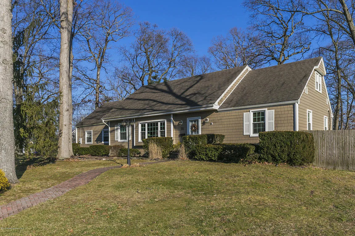 71 Robbins St photo 1