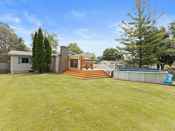 9134 Del Rio Dr, Grand Blanc, MI 48439