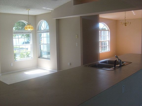 Eat-in nook and bar in Kitchen