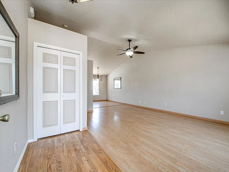 1802 N Heath Ave — Photo 2