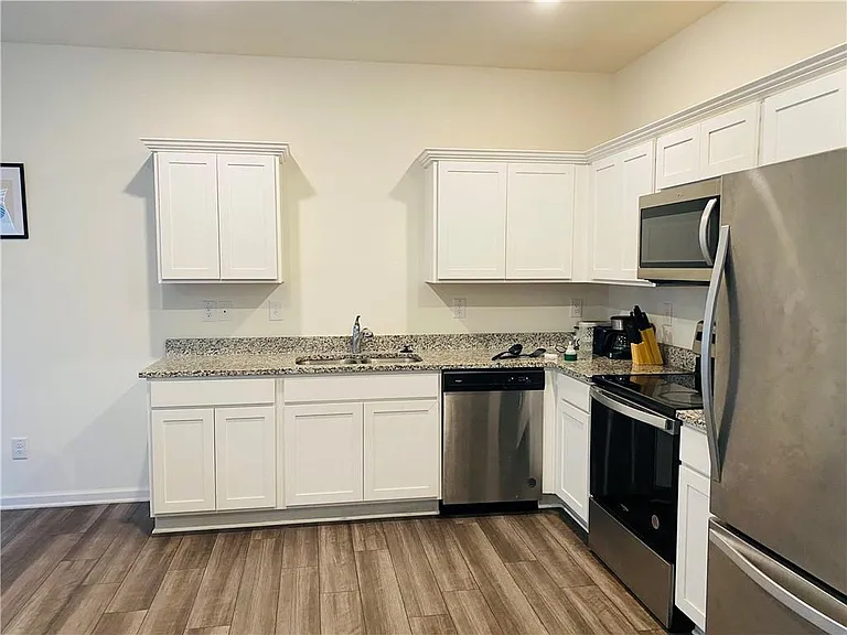 1042 Paddington Dr — Photo 3