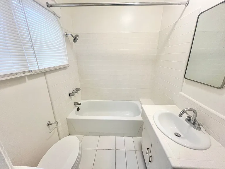Charming 2 Bed / 2 Bath Apartment on Ocean Blvd Garage Included — Photo 15