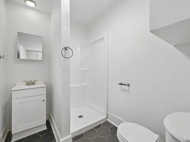 906 E Houston St — Photo 23
