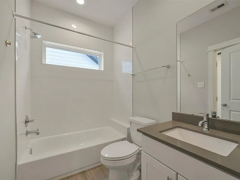 760 W Donovan St — Photo 25