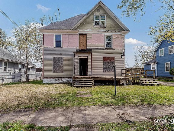 2nd image of 821 Clarence St