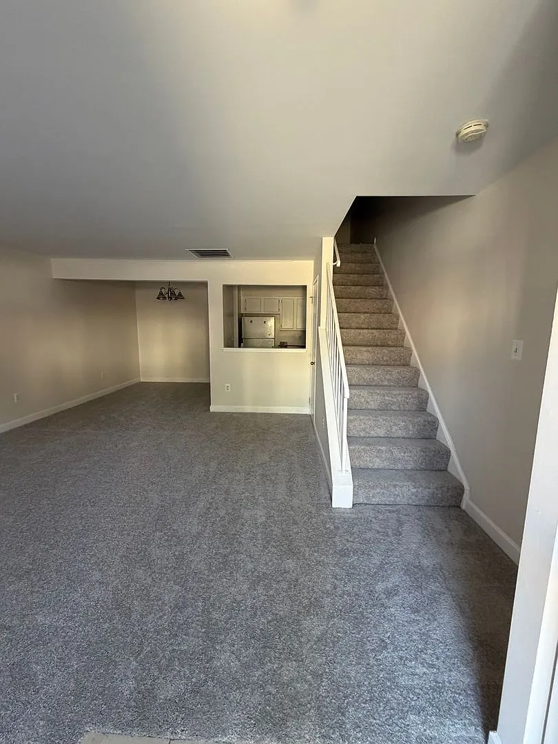 3 Level Townhouse With 3bedrooms And 2 Full Baths — Photo 4