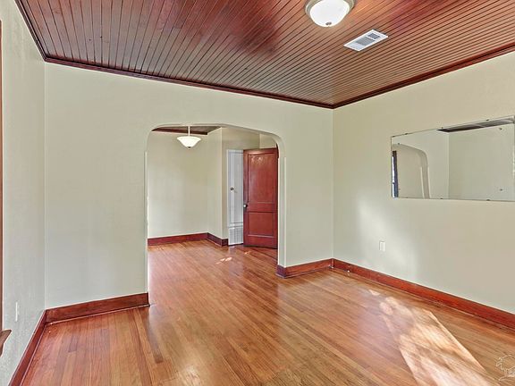 3rd image of 2916 W Lloyd St