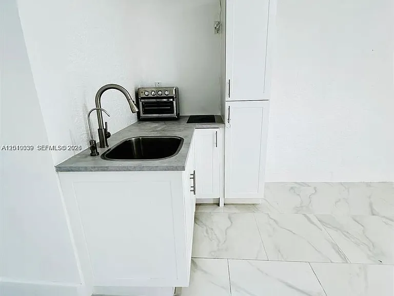 2320 SW 44th St — Photo 4