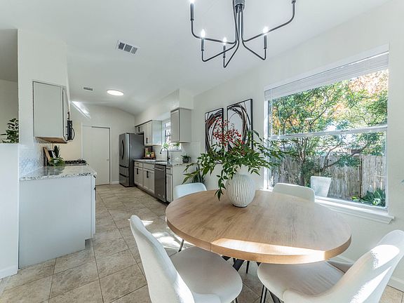 5th image of 907 Brook Meadow Trl