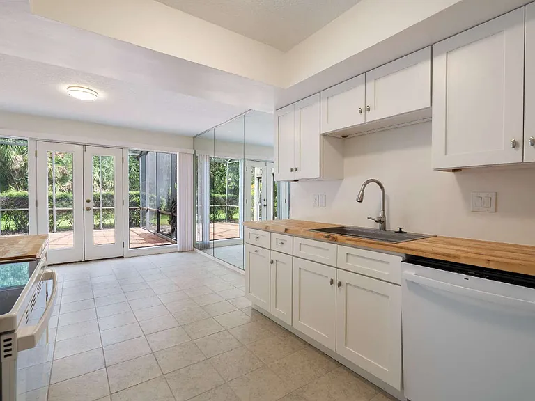 9787 Sawgrass Dr E — Photo 29