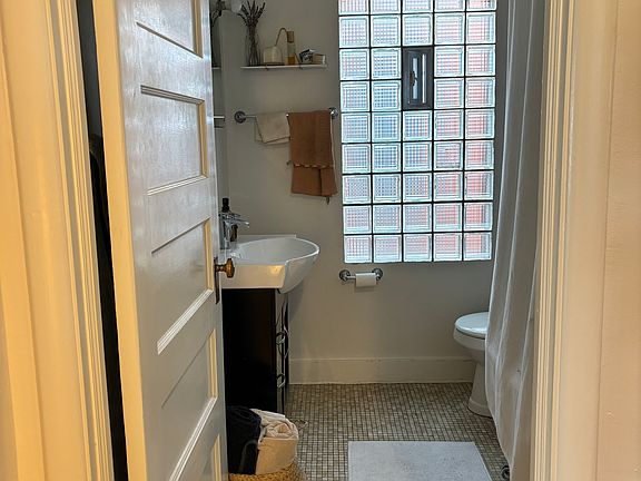 5th image of 311 W Irvington Pl