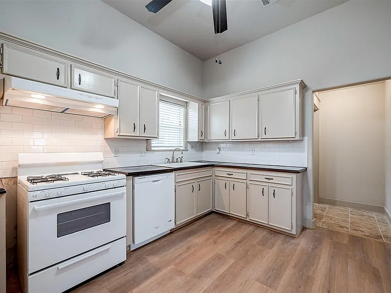 1216 Campbell St — Photo 22
