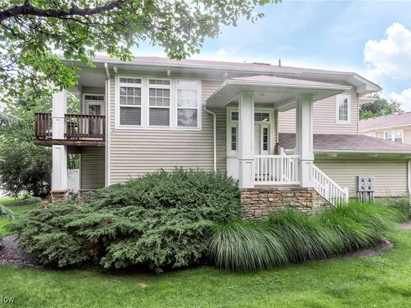 101 Stonegate Cir, Seven Hills, OH 44131