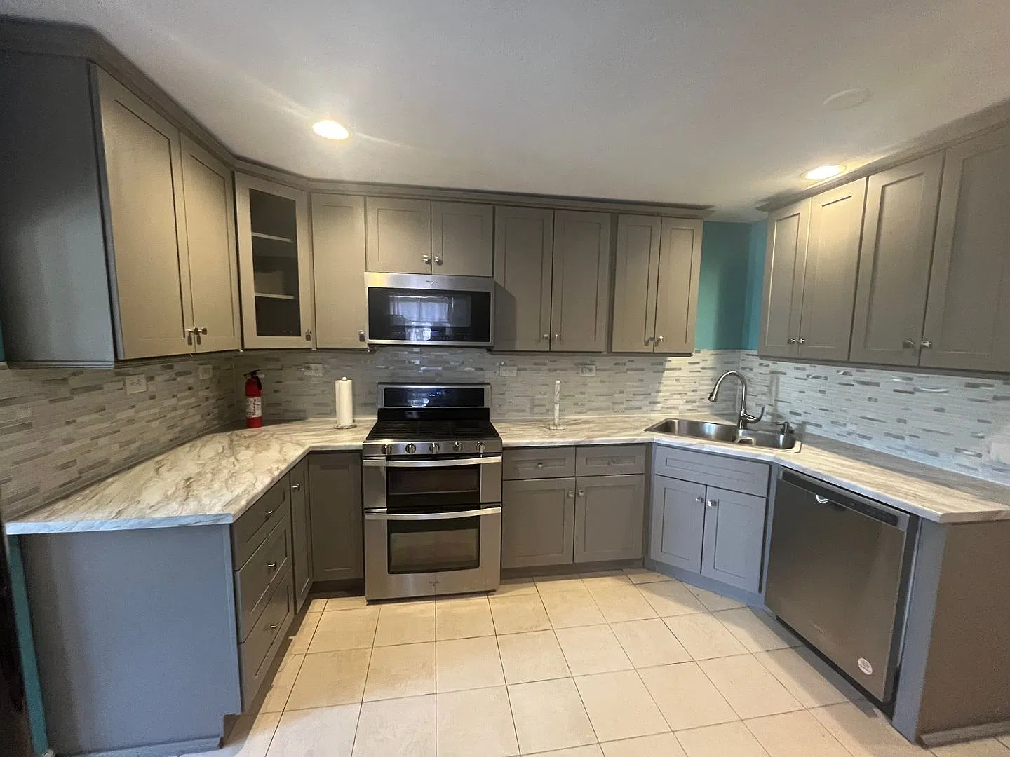 Charming 3-Bed Home with a Fully Updated Kitchen and Bath in Sought-After 80207! — Photo 4