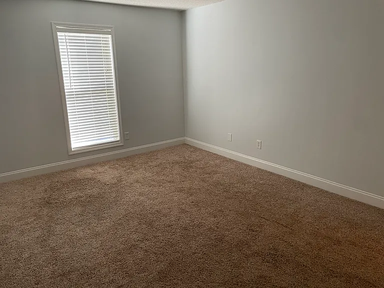 1054 Blakewood Ct — Photo 11