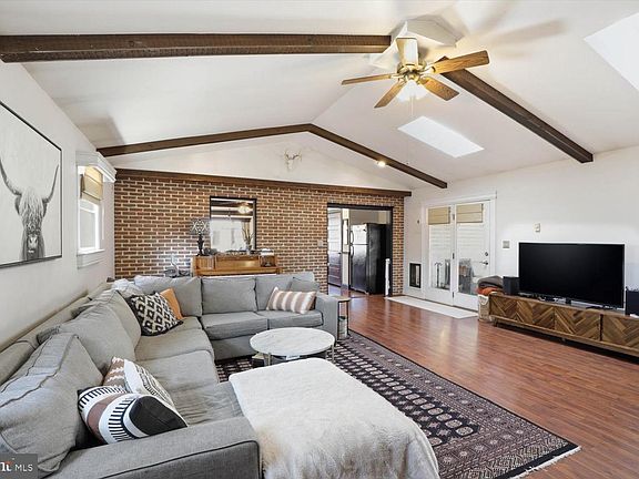 3rd image of 1424 E Newport Rd