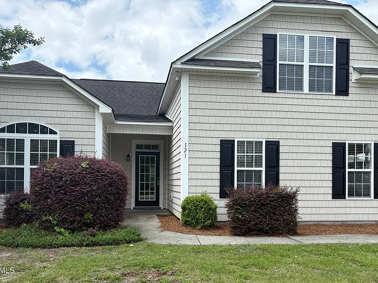 121 Mulberry Cir — Photo 3