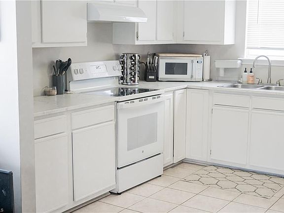5th image of 3210 Spring St