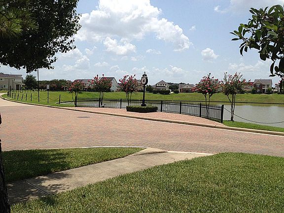 3rd image of 6143 Settlers Lake Cir E