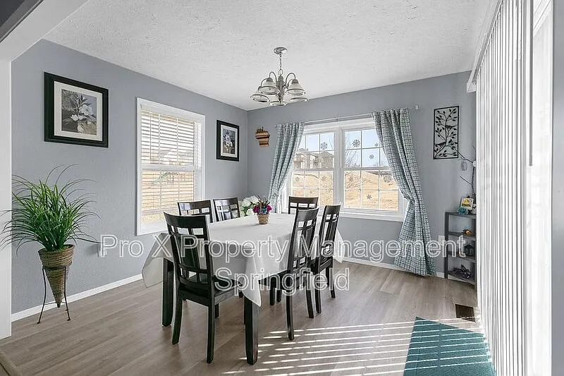 3 bed, 2.0 bath, 1362 sqft, $1,625 — Photo 2